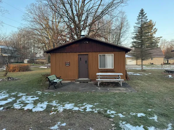 10880 3rd St, Stanwood, MI 49346