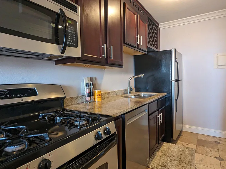 700 E 8th St #7L — Photo 4
