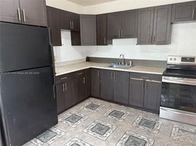 1511 NW 45th St, Miami, FL