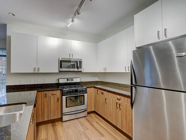 Renovated 2 Bed / 2 Bath - 1368 SF