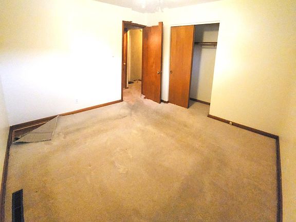 5th image of 392 Mayflower Blvd