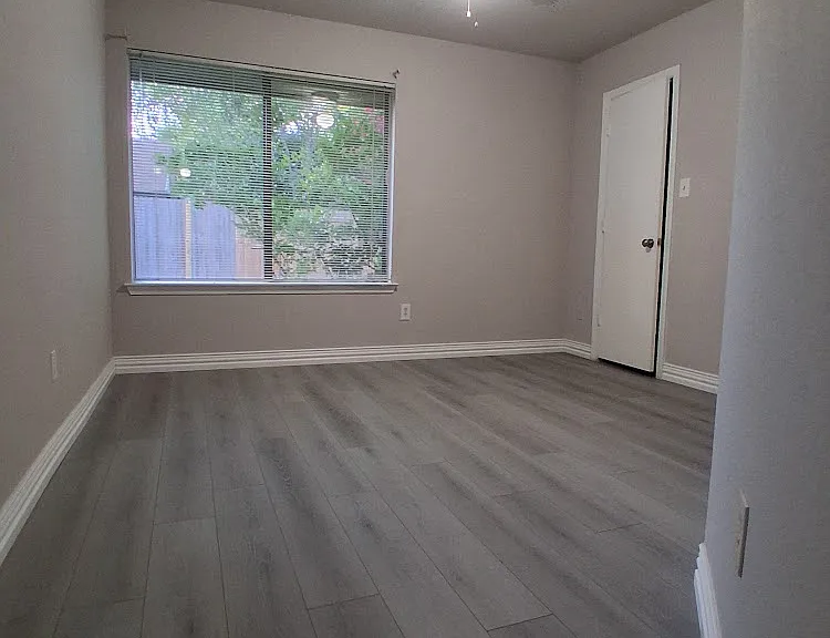 2502 Livingston Ln — Photo 10