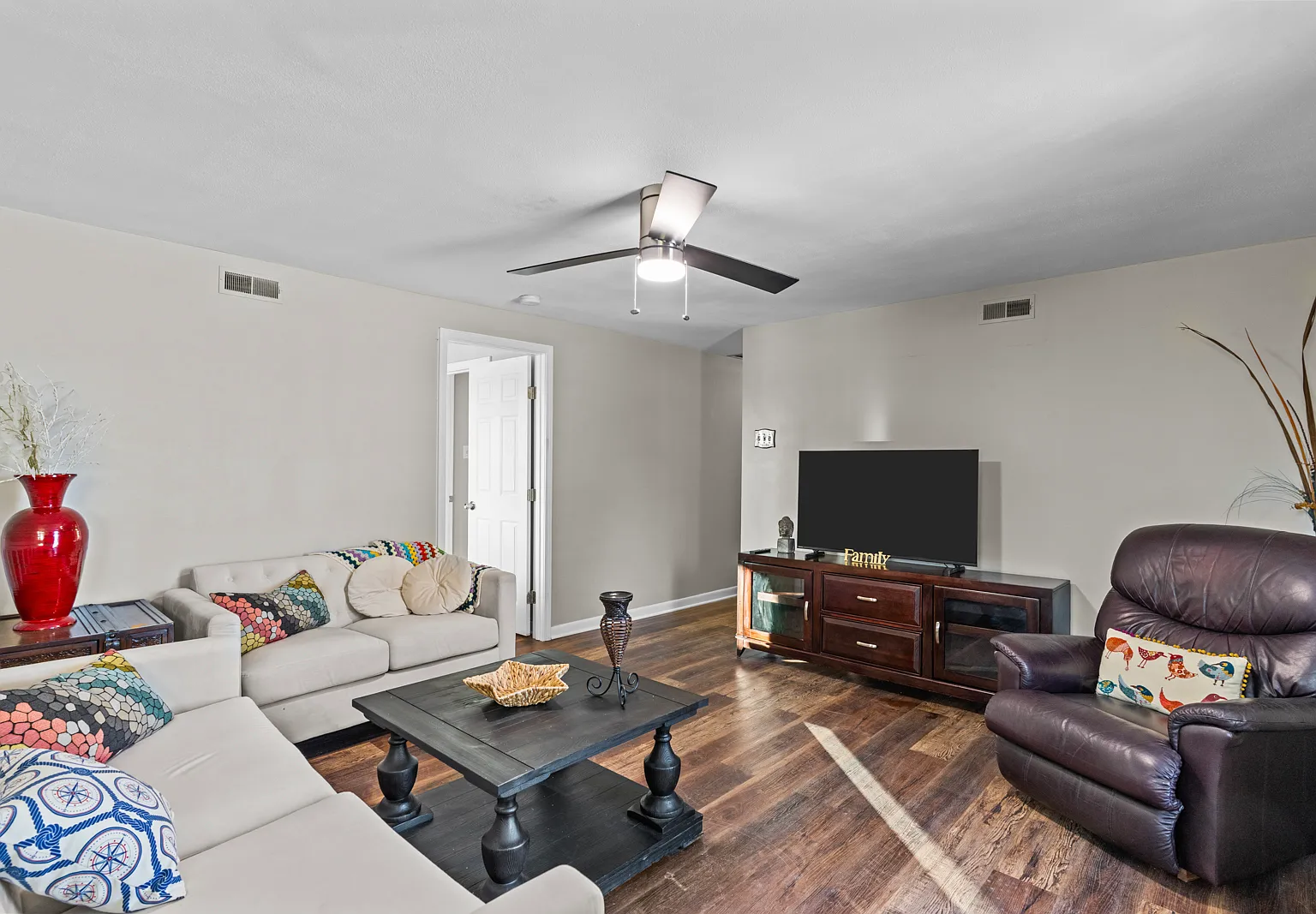 3 bed, 1400 sqft, $3,800 — Photo 4
