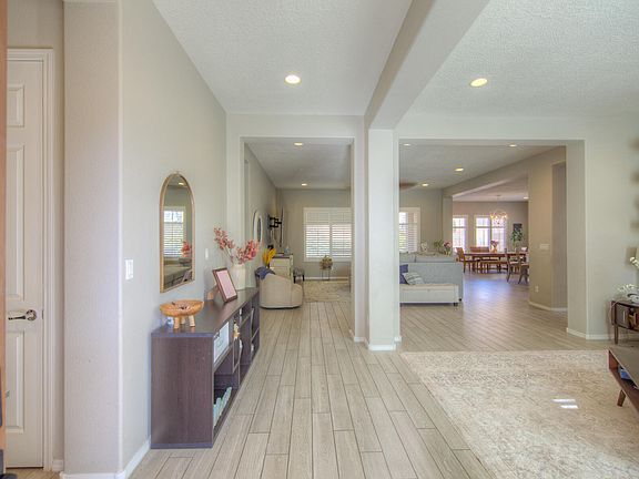 5th image of 4014 Plaza Colina NE