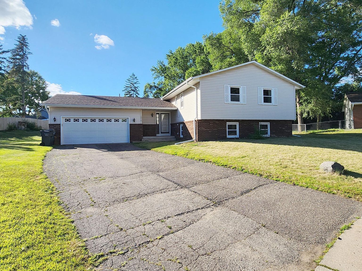 2825 Hilltop Ct, North Saint Paul, MN 55109 | Zillow