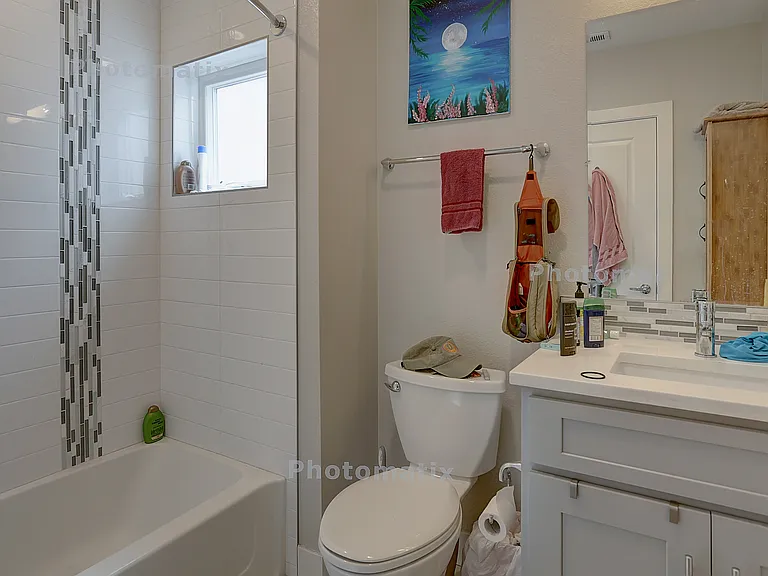 2nd bathroom (3rd floor)