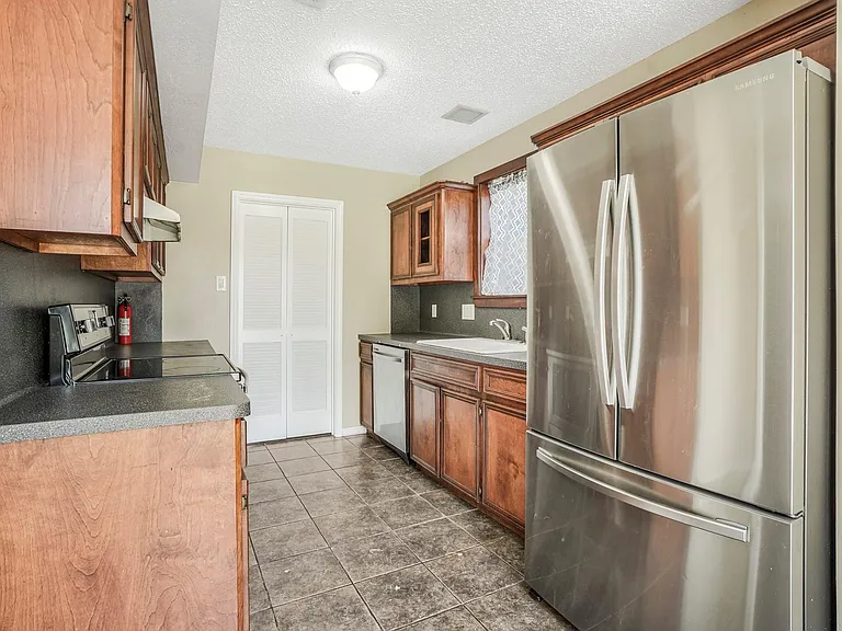 17810 Crestline Rd — Photo 12