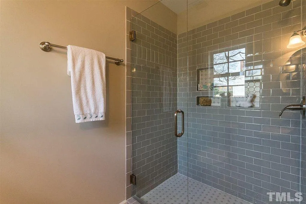 3 bed, 1292 sqft, $2,400 — Photo 2