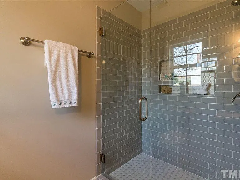 705 E Lenoir St — Photo 2