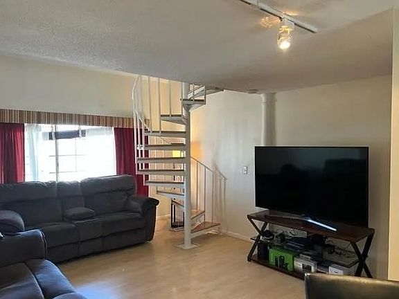 3rd image of 183 Loomis Dr