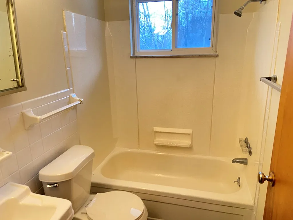 2 bed, 1.0 bath, 952 sqft, $925 — Photo 2