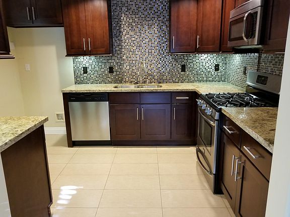 5th image of 3138 Montrose Ave Unit 106