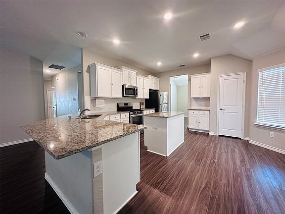 5th image of 228 Mina St
