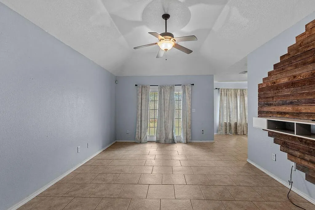 3 bed, 2.0 bath, 1375 sqft, $2,200 — Photo 3