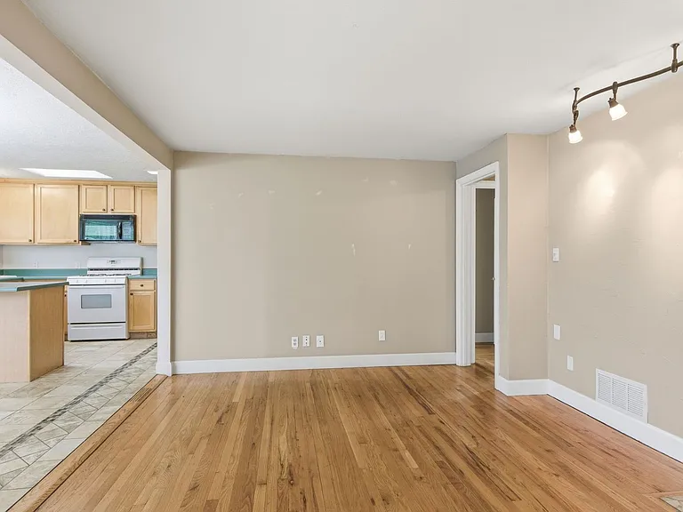 1017 E 40th Ave — Photo 8