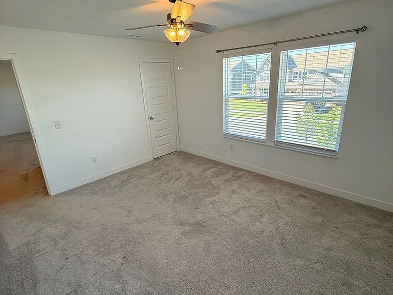1046 Elmwood Ln — Photo 31