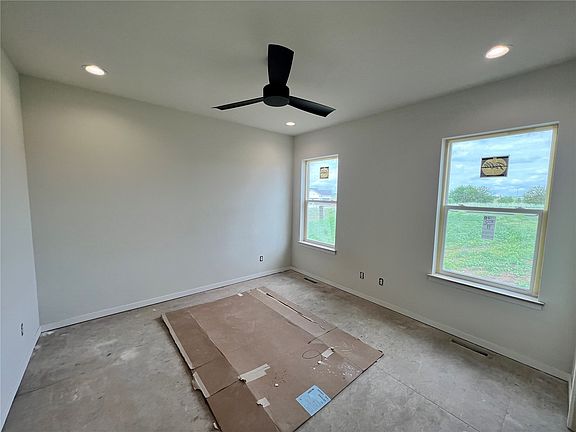 3rd image of 547 Davis Dr NE