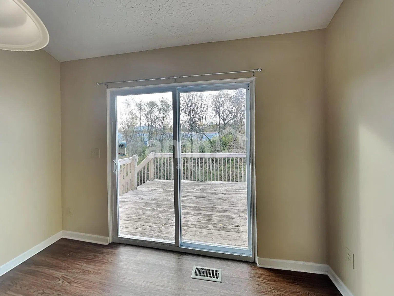 3 bed, 2.0 bath, 1392 sqft, $2,140 — Photo 4