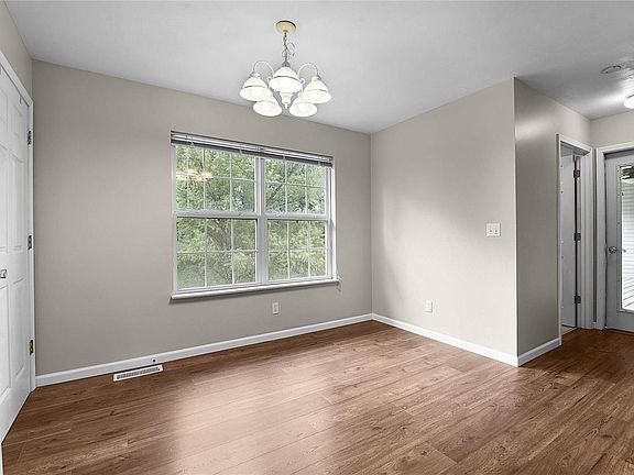 4th image of 812 Woodsedge Dr