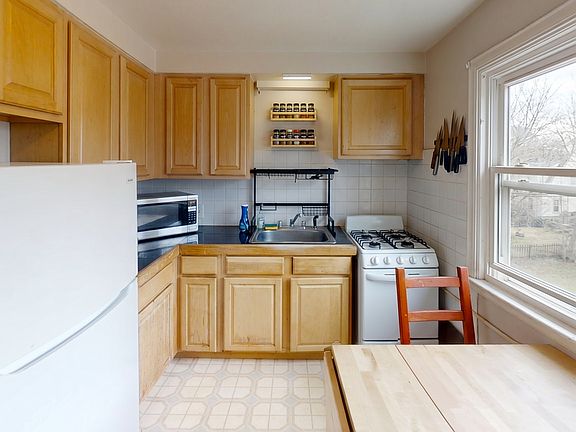 3rd image of 1401 Golden Ave #4
