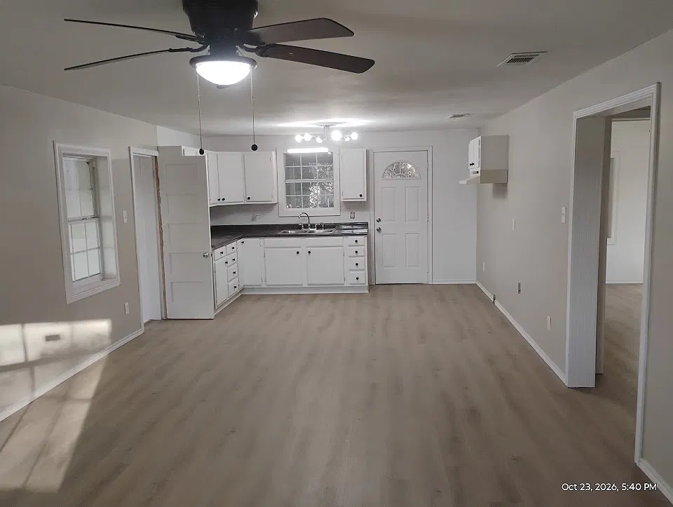 3 bed, 934 sqft, $1,300 — Photo 2