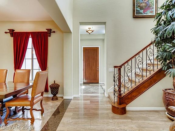 Entry/foyer/dining