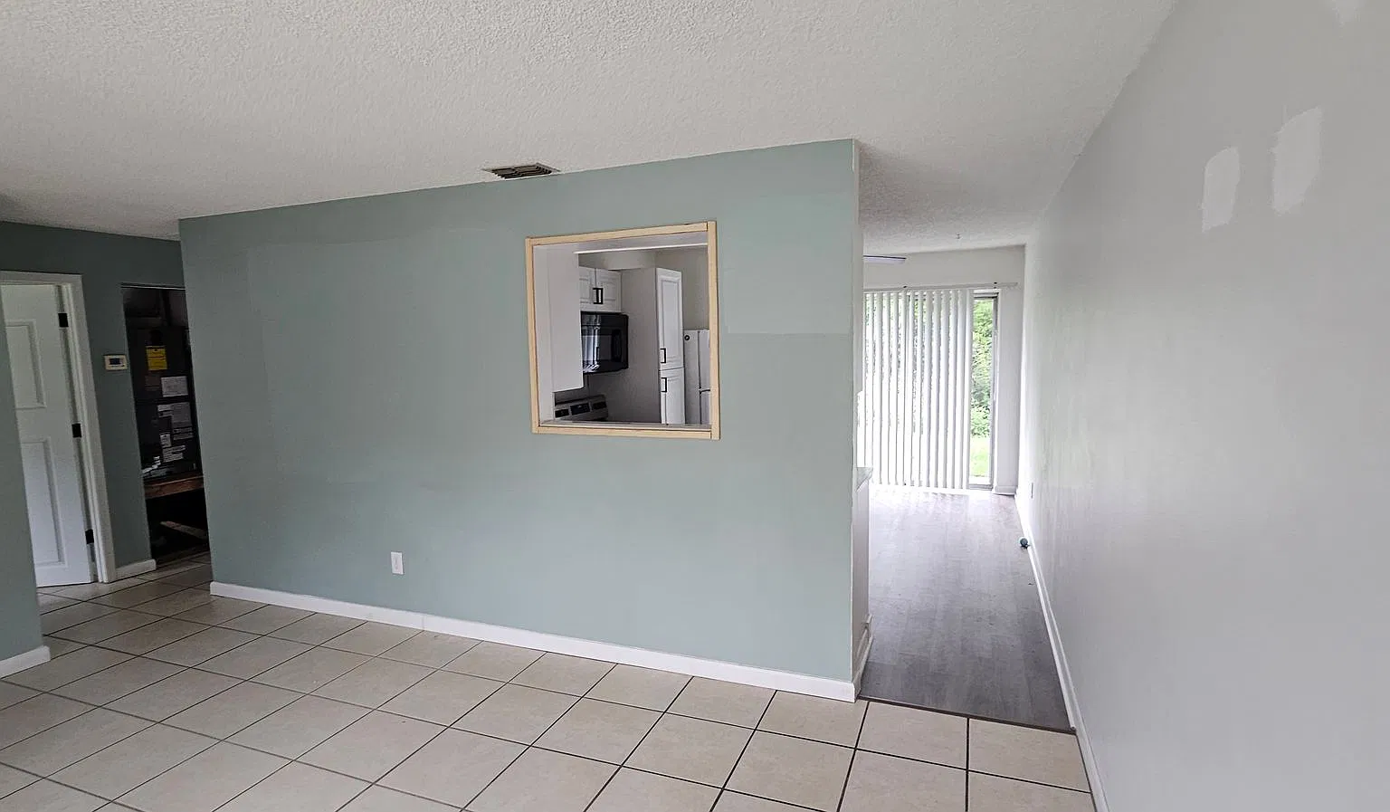 2/2 Bath Half Duplex with Single Car detached garage. — Photo 4