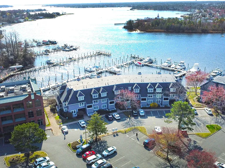 210 Spinnakers Cv — Photo 6