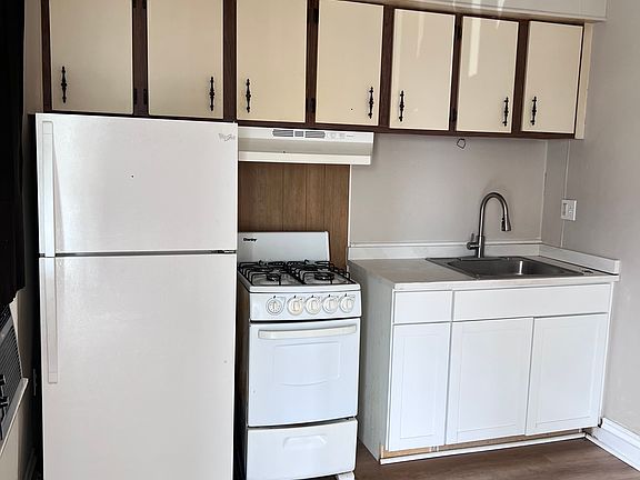 3rd image of 137-139 E Leaming Ave #4