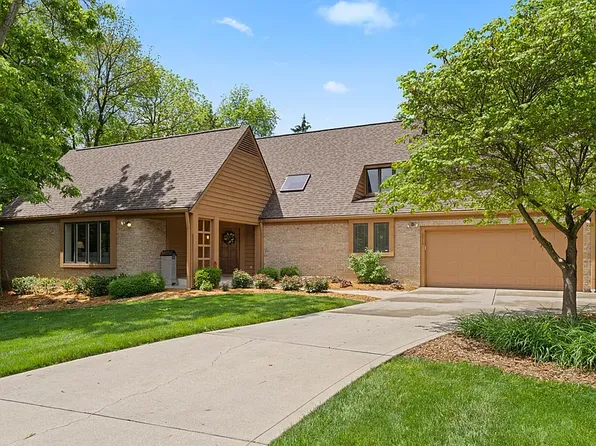 3715 Surrey Hill Pl, Columbus, OH 43220