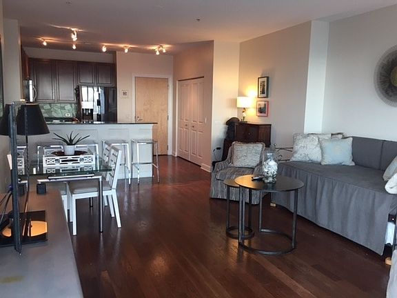 4th image of 1629 S Prairie Ave #_3107