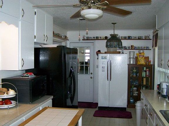 Kitchen w/ many features