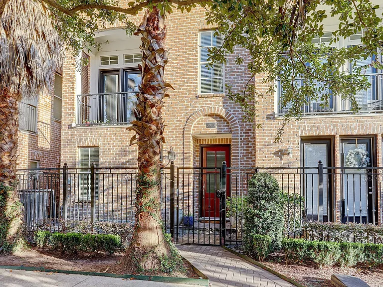 3913 Austin St — Photo 2
