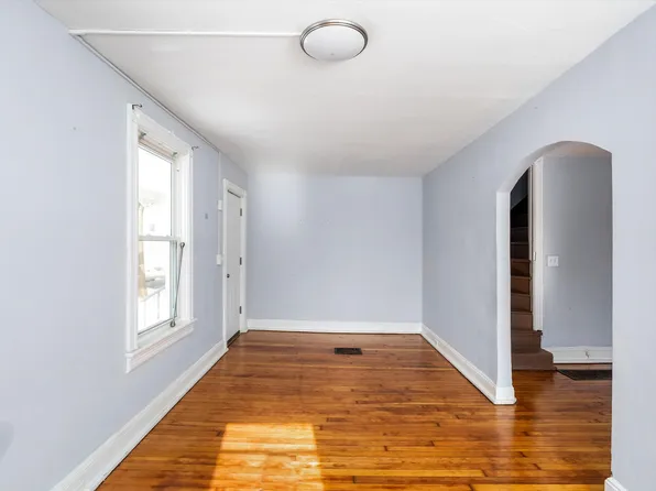 8 S Greenwood Ave, Hopewell, NJ 08525