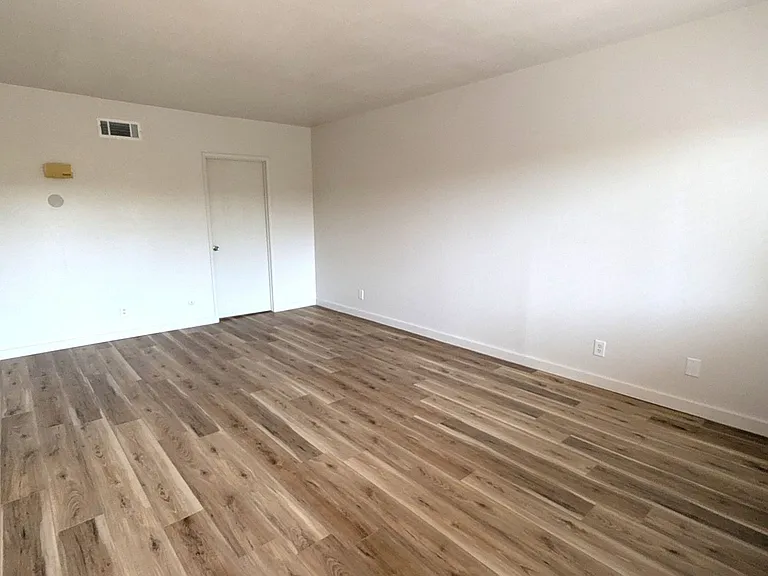 233 N East St — Photo 3