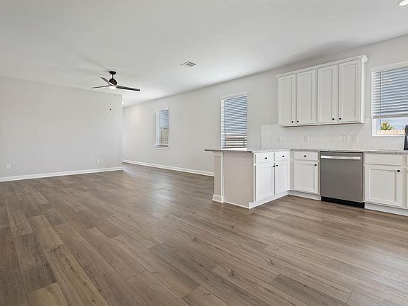 5th image of 10803 Hickory Ln