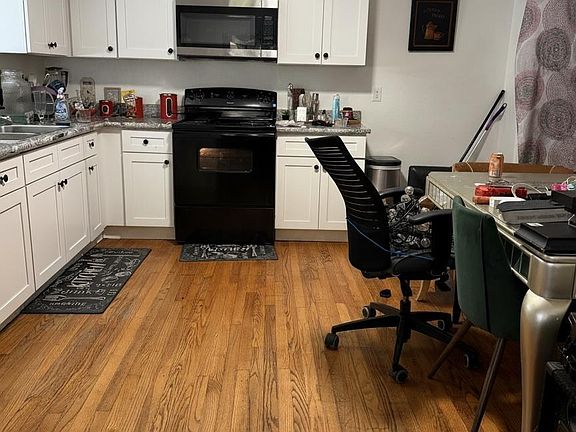 3rd image of 3064 Calumet St