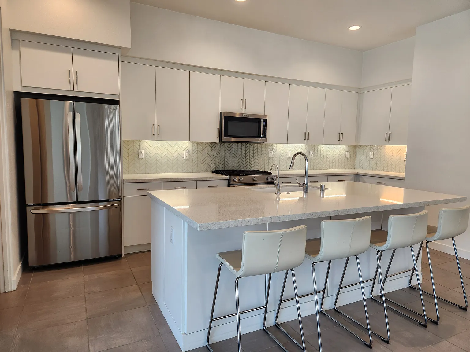 3 bed, 2.5 bath, 2103 sqft, $4,970 — Photo 2