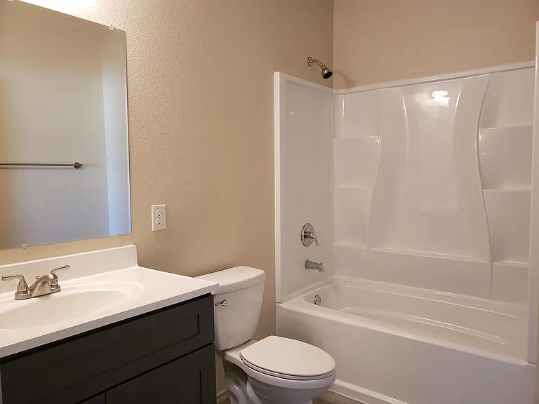210 Crestview Ln — Photo 4