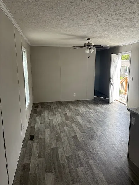 3 bed, 858 sqft, $1,310 — Photo 3