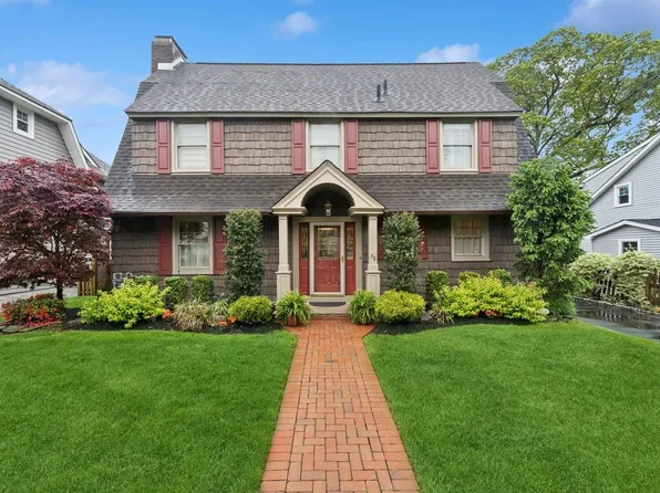 32 Lexington Street, Rockville Centre, NY 11570