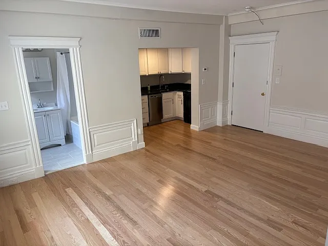 Studio, 650 sqft, $2,400 — Photo 2