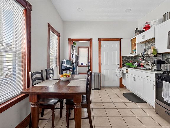 3rd image of 27 Larchmont St