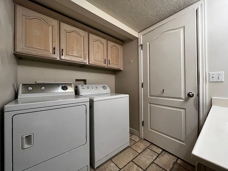 11 E 2200 S — Photo 26