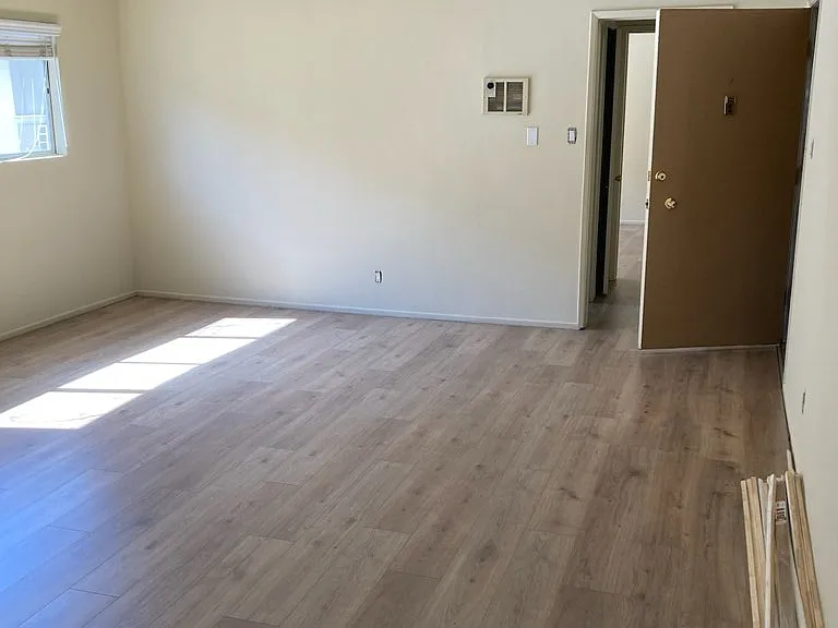 18014 Burbank Blvd #7 — Photo 3