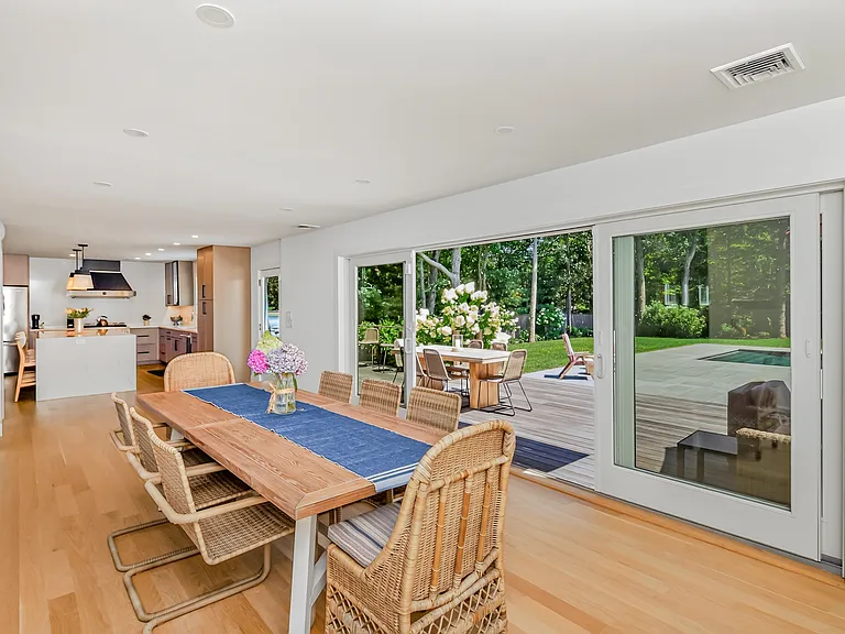 Runnymeade Dr — Photo 14