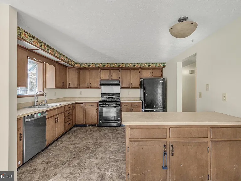 22397 Armstrong Dr — Photo 23