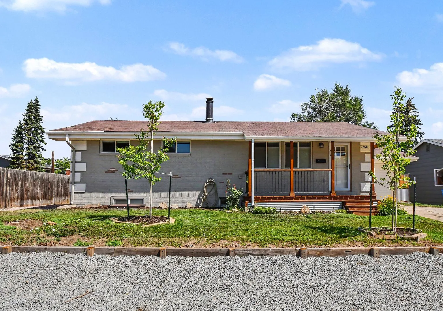 Updated 5 Bed House w/ Central AC & Fenced Backyard — Photo 1