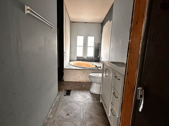5th image of 447 Annie Ln.