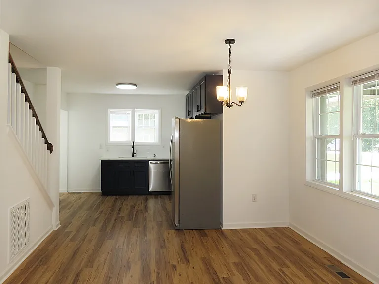 527 Cornelius St — Photo 7